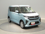 【右前斜め】視界が広く車両感覚が掴みやすい運転席です。フロントガラスが大きく見晴らしが良いので、ゆとりを持って運転に集中できます