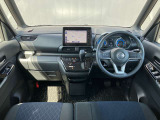 運転席まわりは機能的にまとまっています!足元が広々のインパネATです♪