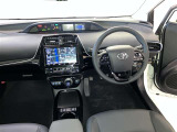 運転席周りのレイアウトをご覧ください。ナビゲーションが綺麗に装着されすっきり収まってますね!