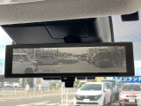 【インテリジェントルームミラー】はリアカメラが車両後方を映し出すので、いつでもクリアな後方視界を確保!夜間や悪天候の運転でも安心です♪