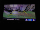 バックカメラの画像です。ガイドラインがスムースな車庫入れをサポートいたします。車庫入れの安心感がアップしますね。