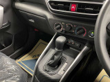 操作しやすいATシフトです♪シフトチェンジを気にしなくていいので運転だけに集中できますね!自然と手に届くところにある、手になじむ形状のシフトノブがいいですね♪