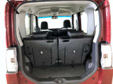 広々とした荷室ですがリヤシートが分割で収納できるので乗車人数によってシートアレンジして荷物もたっぷり詰め込んでキャンプやレジャーを楽しめますよ