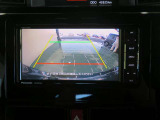 車両後方の映像を映すバックモニター。進路を確認しながら安全に車庫入れできます。