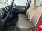 【ベンチシート】運転席と助手席の間にカバンを置いたり、肘掛けをおろしたり様々なシーンに合わせてお使いいただけます♪