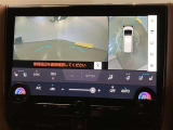 複数のカメラの映像をもとに、クルマを真上から見ているような映像をドライバーに提供し駐車をサポートする機能です。