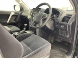 【運転席】座り心地が良いシートなので長時間の運転でも快適にお過ごしいただけます。新品のフロアマットのご注文も可能です。掲載箇所以外にご希望の写真がございましたらお気軽にお問い合わせ下さい。
