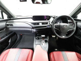 上質で落ち着いた印象のインパネ。視界も広々で運転しやすいです。