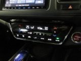 オートエアコンは左右席で独立温度コントロールが可能です。運転席はキンキンに冷やして助手席はマイルドにと言った設定が可能です。暑さ寒さでケンカすることもなくなりますね。