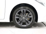 タイヤサイズは(215/45R17)で純正アルミホイールです。