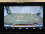 【バックモニター】駐車時に後方がリアルタイム映像で確認できます。大型商業施設や立体駐車場での駐車時や、夜間のバック時に大活躍