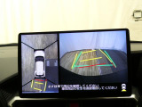 車輌前後左右に搭載した4つのカメラにより、クルマの真上から見ているような映像を表示。運転席から確認しにくい車両周囲の状況を把握できます。