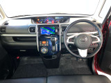 運転席周りのレイアウトをご覧ください。ナビゲーションが綺麗に装着されすっきり収まってますね!