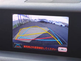 カラーバックカメラが付いています!バックにギアを入れると、後方視界が自動的にマルチ画面に映し出されます!夜も明るく見えますので、すごく便利!!一度使うとカメラ無しには乗りたくない程!