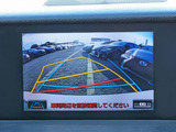 カラーバックカメラが付いています!バックにギアを入れると、後方視界が自動的にマルチ画面に映し出されます!夜も明るく見えますので、すごく便利!!一度使うとカメラ無しには乗りたくない程!