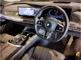 【ペダル】BMWはオルガン式アクセルペダルを採用しています。踏み込む足とペダルが同じ軌跡を描くため、かかとがずれにくく、アクセルコントロールがよりしやすくなるメリットがあります。