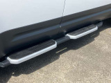 【フィックスドサイドステップ】ディーラーオプション￥266,530-車両への乗り降りを助け、ルーフへの荷物の積み込みを容易にします。オフロードスタイルを際立たせます。