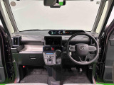 360&deg;UV&IRカット機能ガラス採用。見易い計器類と運転し易いレイアウトのドライビングポジションは、極細Aピラーの採用で視角も少なく前方&左右の見切りが良く安心して運転できます。