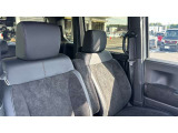 カスタムらしい高級感のある室内空間が魅力です♪ 運転席にはアームレストを装備しております☆