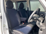 運転席にはひじ掛けが装着されていますので長時間のドライブ時にはとても役立ちます。