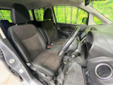 運転席まわりには十分なスペースがあり、大柄な方でもゆったり運転していただける環境です。