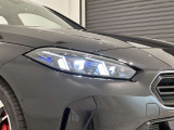 アダプティブLEDヘッドライトはステアリングを切った方向を照らします。