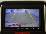 バックカメラ搭載です!車庫入れが苦手な人はもちろん、車両感覚に自信がある人にもお勧めです!見えない箇所が見えるようになるので、低い障害物や隠れてしまっている子供の存在等にも気付く事が出来ます。