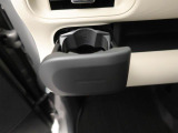 カップホルダーは運転席や助手席からちょうど手の届く位置です!!