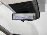 スマートルームミラーで後方の映像がルームミラーで確認できます。