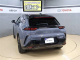 パノラミックビューモニターは、車両の前後左右に取り付けられた、4つのカメラから取り込んだ映像を継ぎ目なく合成。上から車両を見下ろしたような映像をナビ画面に表示することができます。