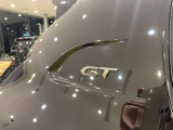 Cピラーに装着されたGT専用のクロームエンブレムです。周囲のグロスブラック塗装にクリアハゲや浮きはなく、文字のくすみもないシャープなディテールです。