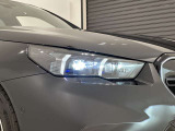 アダプティブLEDヘッドライトはステアリングを切った方向を照らします。