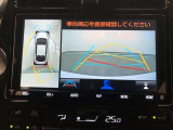 【パノラミックビューモニター】クルマの前後左右に搭載したカメラから取り込んだ画像を合成し、車両を上から見たような画像をディスプレイに表示します。