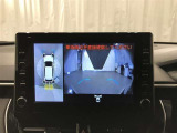 パノラミックビューモニター付きです。車両を上から見たような映像をディスプレイオーディオ画面に表示。運転席からの目視だけでは見にくい、車両周辺の状況をリアルタイムでしっかり確認できます。