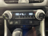 【オートエアコン】一度お好みの温度に設定すれば、車内の温度を検知し風量や温度を自動で調整。暑い&hellip;寒い&hellip;と何度もスイッチ操作をする必要はありません。快適な車内空間には必須の機能ですね♪