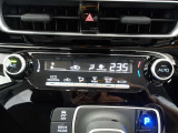 オートエアコンです。車内を設定温度に保ち、快適空間をキープします。