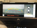 【パノラミックビューモニター(床下透過表示機能付)】クルマを上から見たような画像をディスプレイに表示し、運転席から確認しにくい箇所も確認できます。車両直下及びタイヤ付近のアンダーフロアの確認も可能です