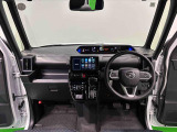 360&deg;UV&IRカット機能ガラス採用。見易い計器類と運転し易いレイアウトのドライビングポジションは、極細Aピラーの採用で視角も少なく前方&左右の見切りが良く安心して運転できます。