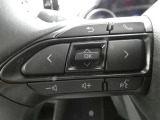 【ステアリングスイッチ】ステアリングから手を伸ばさなくても簡単にオーディオコントロールできますので、安全ですね。