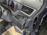 便利なカップホルダーを装備しています。 缶ジュースを開けて運転していると振動で倒れないかヒヤヒヤ、意外と置き場に困るもの。 意外に重要な装備ですね。