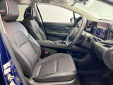 運転席も広くゆとりのある室内です
