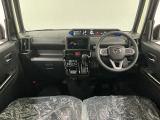 【インパネ】運転のしやすさを最優先に設計された見晴らしの良いフロントビュー。車両間隔が掴みやすく狭い道でも安心♪「安全」と「品質」を最優先に、安心してお乗りいただけるクルマを提供いたします。