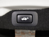 スイッチ操作でトランクリッドの自動開閉が行えます。電子キー本体のワイヤレス機能や運転席のスイッチからでもオープン操作が可能です!高級車ならではの快適装備です!!