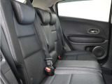 2列目ベンチシートです!フラットで乗り降りがしやすく、足元の広さも十分で座りやすいシートです。