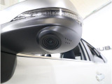 助手席側で見えにくい左前方の映像を、車内のマルチファンクションディスプレイに映し出します。前方への駐車や左寄せ、狭い道でのすれ違いなど、さまざまなシーンで安心して運転できる便利な機能です。