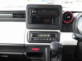 運転席まわりは視認性が良く、シンプルで使いやすいレイアウトです。