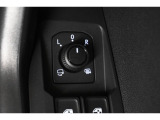 狭い場所も苦になりません。電動格納ドアミラー装備。電動格納ドアミラードアミラー調整スイッチ