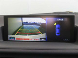 車両後方の映像を映すバックモニター。進路を確認しながら安全に車庫入れできます。