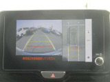 パノラミックビューモニター&バックモニター♪車両の前後左右に搭載した4つのカメラの映像を合成し、車を真上から見ているような映像を表示♪