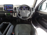 視界良好、操作しやすい運転席です。